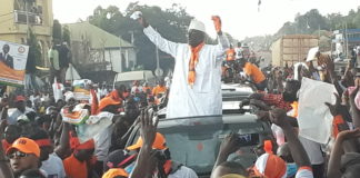 ÉLECTION EN GUINÉE : Me KABÈLÈ ACCEUILLI PAR UNE FOULE COMPACTE À COYAH