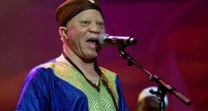 « ILS ONT ÉTÉ TUÉS PAR L’ARMÉE FRANÇAISE ET LE MONDE RESTE SILENCIEUX », LE COUP DE GUEULE DE SALIF KEITA