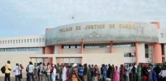 ADAMA FOUILLE LE TÉLÉPHONE DE SON MARI, CE DERNIER LA TRAINE AU TRIBUNAL