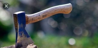 UNE FEMME TUE SA COÉPOUSE AVEC UNE HACHE