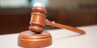 GUINÉE: SIX HUISSIERS SUSPENDUS