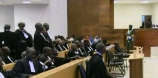 L’ÉLÈVE QUI COUCHAIT AVEC SA COPINE DANS LES SALLES FIXÉ SUR SON SORT