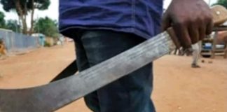 UN HOMME TUE SON AMI QU’IL SOUPÇONNAIT DE RÔDER AUTOUR DE SA FEMME !