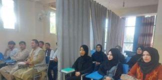 LES ÉTUDIANTS FILLES ET GARÇONS SÉPARÉS PAR UN RIDEAU A KABOUL