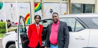 LE PRÉSIDENT DOUMBOUYA OFFRE UNE VOITURE À L’ARTISTE FODÉ BARO !