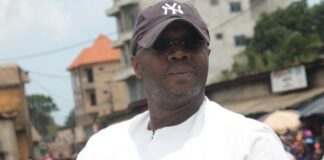 LE JOURNALISTE AHMED KOUROUMA TIRE SA RÉVÉRENCE