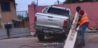 URGENT : UN VÉHICULE PERCUTE UN POTEAU ÉLECTRIQUE À KAKIMBO