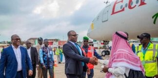 HAJJ 2023 : LE PREMIER MINISTRE A ACCUEILLI LES PREMIERS PÈLERINS DE RETOUR A LA MECQUE