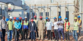 KANKAN : LE MINISTRE JULIEN YOMBOUNO VISITE UN CHANTIER DE LA CNSS