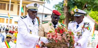 COLONEL DOUMBOUYA DÉPOSE UNE GERBE DE FLEURS À LA PLACE DES MARTYRS..