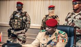 GUINÉE : LE CHEF DE LA JUNTE PRIVÉ DE SON SALAIRE !