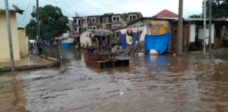 INONDATIONS À CORONTHIE : LES HABITANTS DÉSEMPARÉS BLOQUENT LA ROUTE
