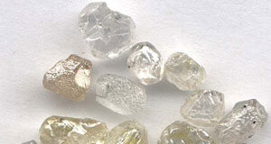 PLUS DE 700 DIAMANTS SAISIS AVEC DES GUINÉENS EN ANGOLA