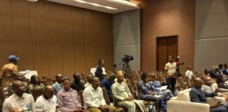 PRESSE EN GUINÉE : ENTRE ÉLOGES MINISTÉRIELS ET MENACES RÉELLES