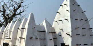 L’UNE DES PLUS EMBLÉMATIQUES MOSQUÉES D’AFRIQUE DE L’OUEST