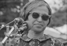 ÉTATS-UNIS/DÉCEMBRE 1955: ROSE PARKS REFUSE DE CÉDER SA PLACE À UN BLANC