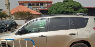 SÉCURITÉ EN QUESTION : UN VÉHICULE VOLÉ AU CŒUR DU CENTRE ISLAMIQUE DE DONKA