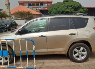 SÉCURITÉ EN QUESTION : UN VÉHICULE VOLÉ AU CŒUR DU CENTRE ISLAMIQUE DE DONKA