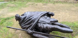 VOICI POURQUOI LE GHANA A DÉMOLI LA STATUE DE MAHATMA GANDHI