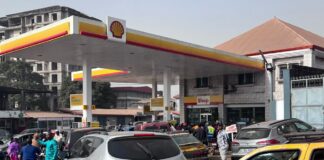 CONAKRY PARALYSÉE PAR DES FILES INTERMINABLES AUX STATIONS-SERVICE