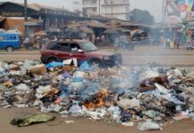 CONAKRY/INSALUBRITÉ : MAMADI DOUMBOUYA TAPE DU POING SUR LA TABLE ET ….