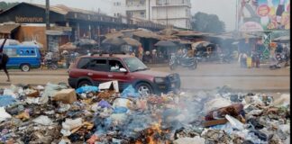 CONAKRY/INSALUBRITÉ : MAMADI DOUMBOUYA TAPE DU POING SUR LA TABLE ET ….
