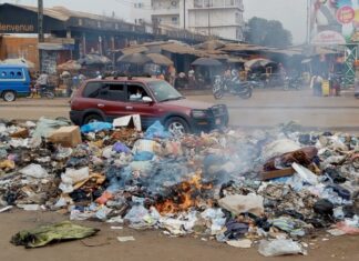 CONAKRY/INSALUBRITÉ : MAMADI DOUMBOUYA TAPE DU POING SUR LA TABLE ET ….