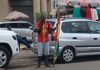 KALOUM : L’HOMME AU DRAPEAU QUI “VEND” LA GUINÉE À LA CRIÉE