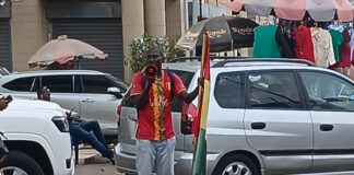 KALOUM : L’HOMME AU DRAPEAU QUI “VEND” LA GUINÉE À LA CRIÉE