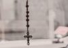 POURQUOI LES CATHOLIQUES ACCROCHENT-ILS DES CHAPELETS SUR LEUR VOITURE ?
