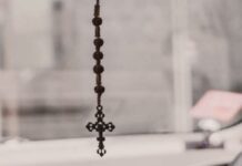 POURQUOI LES CATHOLIQUES ACCROCHENT-ILS DES CHAPELETS SUR LEUR VOITURE ?
