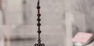 POURQUOI LES CATHOLIQUES ACCROCHENT-ILS DES CHAPELETS SUR LEUR VOITURE ?