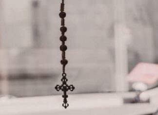 POURQUOI LES CATHOLIQUES ACCROCHENT-ILS DES CHAPELETS SUR LEUR VOITURE ?