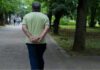 MARCHER LES MAINS DANS LE DOS : CE QUE CELA RÉVÈLE