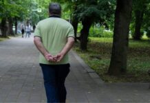 MARCHER LES MAINS DANS LE DOS : CE QUE CELA RÉVÈLE