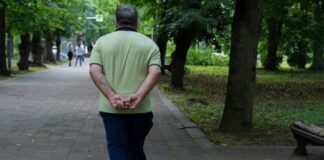 MARCHER LES MAINS DANS LE DOS : CE QUE CELA RÉVÈLE