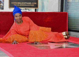 HOLLYWOOD COURONNE ANGÉLIQUE KIDJO, AMBASSADRICE DE LA MUSIQUE AFRICAINE